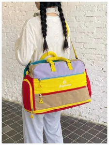 Bunte große Reisetasche für Damen, stylische Sport- und Wochenendtasche mit viel Platz.