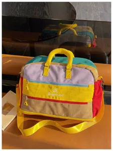 Buntes, großes Sport- und Reise-Duffel-Bag mit praktischen Fächern für Damen und Herren.