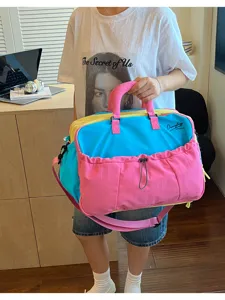 Bunte Patchwork Reisetasche mit Schultergurt, großes Fassungsvermögen und Fächer.