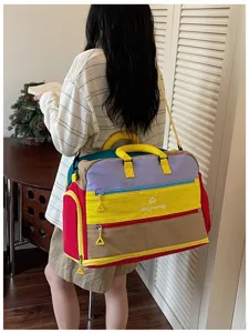 Detailansicht der bunten, großen Reisetasche für Fitness, Sport und Wochenendausflüge.