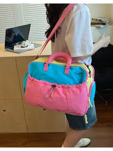 Bunte multifunktionale Reise-Duffeltasche mit verstellbarem Umhängegurt und Fronttasche.