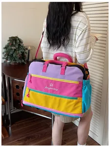 Dopamin farbblockierende große Reise-Duffle-Bag mit Schultergurt und Seitentaschen.