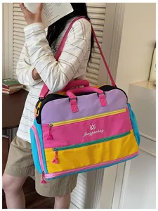 Detailansicht der bunten Dopamin Reisetasche mit Mehrfachtaschen Design und Schulterriemen.