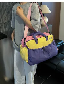 Detail des farbigen Reise-Dufflebags mit mehreren Taschen und verstellbarem Riemen für Sport.