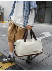 Dettagliata vista esterna di una grande borsa da viaggio in tela con pratici manici marroni.