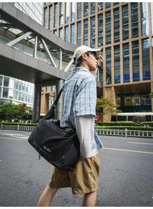 Grande capacita borsa sportiva fitness nera, borsa da viaggio a spalla e mano versatile.
