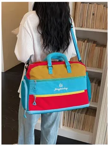 Farbblock Reisetasche Detailansicht mit geräumiger Kapazität und stabilen Schultergurten.