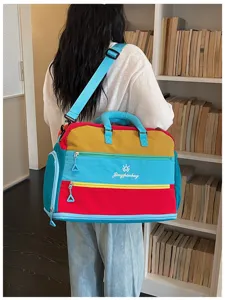 Bunte Farbblock Reise Sporttasche Detailansicht, grosse Kapazität Fitness Tasche mit Schultergurt.