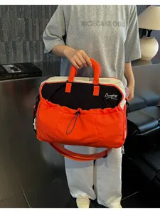 Details der stilvollen Farblock-Reisetasche, geräumige Sporttasche mit praktischer Vordertasche.