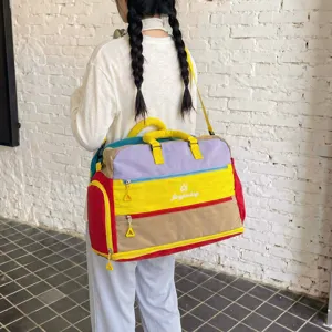 Rückansicht einer bunten, großen Reisetasche für Sport und Kurztrips mit viel Stauraum.