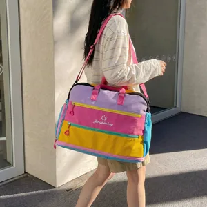 Große Reisetasche mit buntem Dopamin-Design, ideal für Fitnessstudio und Wochenendausflüge.