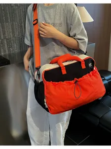 Detailaufnahme der Farbkombination-Reisetasche mit strapazierfähigem Stoff und Gurt.