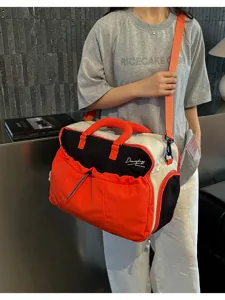Große Reisetasche mit farbblockiertem Design, Schultergurt und stabilen Griffen für Sport.