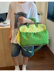 Detailansicht der großen zweifarbigen Reisetasche und Sporttasche mit Schultergurt.