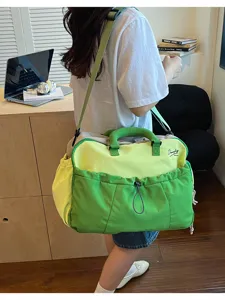 Lässige grüne Reisetasche, stylische Umhängetasche Sporttasche für Fitness und Freizeit.
