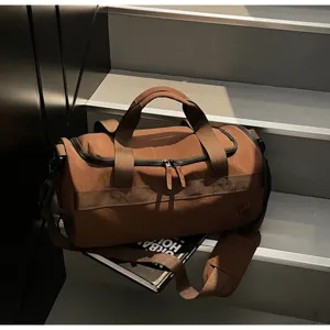 Braune Sporttasche Fitness Reisetasche für Damen und Herren, große Kapazität, mit Schultergurt.