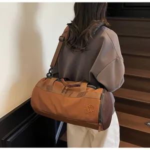 Detailansicht der braunen Fitness Reisetasche mit Schultergurt und Netztasche seitlich.