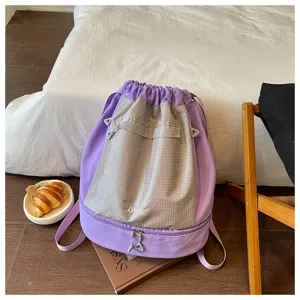 Sac à dos cordon violet avec poche à carreaux grise et compartiment inférieur détail.