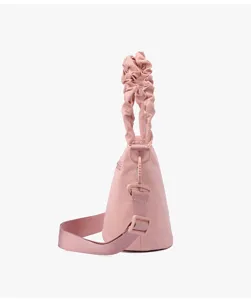 Vue détaillée du sac seau bandoulière rose en tissu avec poignée froncée et sangle.