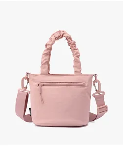 Sac seau bandoulière rose avec poignée froncée, poche zippée et look tendance quotidien.