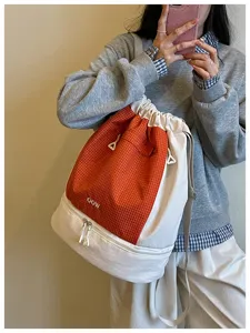 Sac à dos de natation portable avec séparation sec-humide, design à grille orange pour la plage.