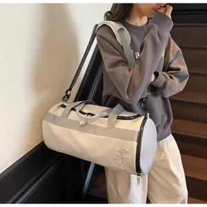 Große Sporttasche mit Nassfach und verstellbarem Schultergurt im Detailansicht Design.