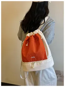 Vue détaillée du sac à dos imperméable à cordon avec compartiment inférieur étanche.