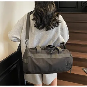 Stylische graue Sporttasche für Fitness und Reisen, große Reisetasche mit Schultergurt.
