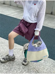 Color-blocking travel shoulder bag for women, lightweight large capacity tote handbag daily use.