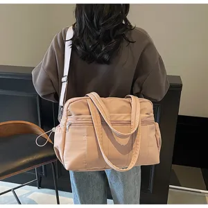 Detailansicht der rosa Reisetasche mit geräumigem Innenraum und verstellbarem Schultergurt.