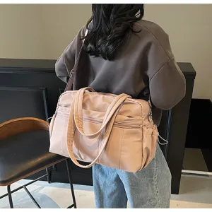 Rosa Reisegepäck Tasche Detail, mit wasserdichtem Stoff, Doppelgriffen und Reißverschlüssen.