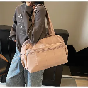 Rosa Reisetasche für Sport und Kurztrips, mit wasserdichtem Material und großem Hauptfach.
