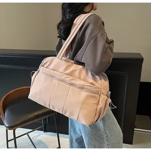 Detailansicht der großen rosa Reisetasche zeigt großes Fassungsvermögen und bequeme Gurte.