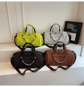 Detalle de bolsa de viaje deportiva grande con varias opciones de color para equipaje.