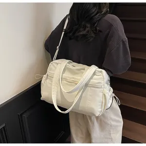 Detailansicht der weißen wasserdichten Reisetasche mit Fächern, Gurten und Reißverschlüssen.