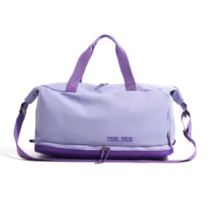 Grande borsa sportiva viola con tracolla per fitness, viaggi e attività all'aperto.