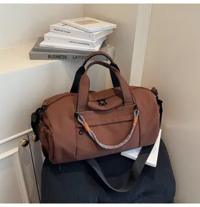 Bolsa de viaje marrón grande con separación seco húmedo para gimnasio y viajes de negocios.