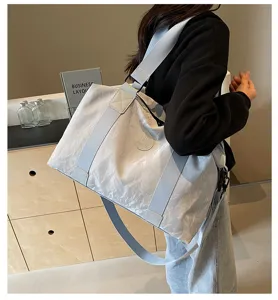 Gekräuselte PU Textur Reisetasche Seitendetail zeigt dicken Gurt und runden Logo Patch.