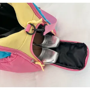 Buntes Reisegepäck-Sporttasche mit separatem Schuhfach für Fitness und Outdoor.