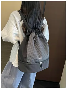 Vue détaillée du sac à dos de sport imperméable avec cordon et compartiment inférieur.