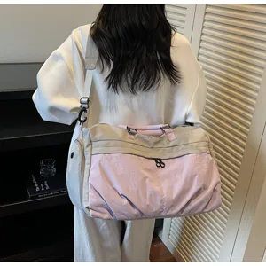 Detailansicht einer großen Reisetasche mit NassTrocken Trennung für Fitness und Sport.