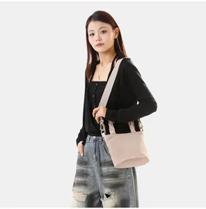 Sac seau bandoulière en toile uni tendance avec large sangle pour usage quotidien.