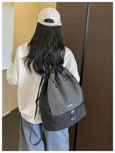 Sac à dos de natation imperméable avec cordon et séparation compartiment détail.