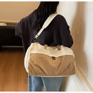Detailansicht der multifunktionalen Reisetasche für Damen mit geräumigem Innenraum.