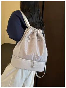 Sac à dos de sport étanche avec séparation humide et sèche et un compartiment inférieur zippé.