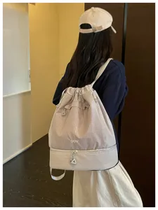 Sac à dos de natation avec séparation sec humide et compartiment inférieur pour le sport.