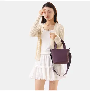 Vue détaillée du sac seau en toile unie minimaliste avec poignée froncée élégante.