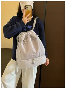 Sac à dos de sport imperméable avec compartiment étanche pour natation et fitness.