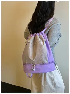 Vue détaillée du sac à dos de natation à cordon violet avec compartiment étanche séparé.