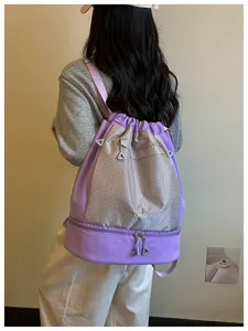 Vue détaillée du sac à dos de fitness violet imperméable avec cordon et compartiment étanche.